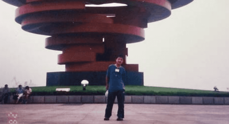 This man photobombed his future wife – 11 years before they met