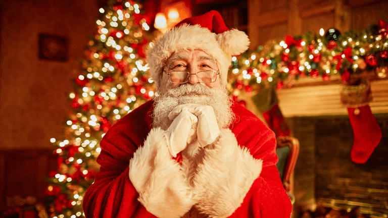 Hotel Santa applauded for his reaction after little girl refuses to sit on his lap