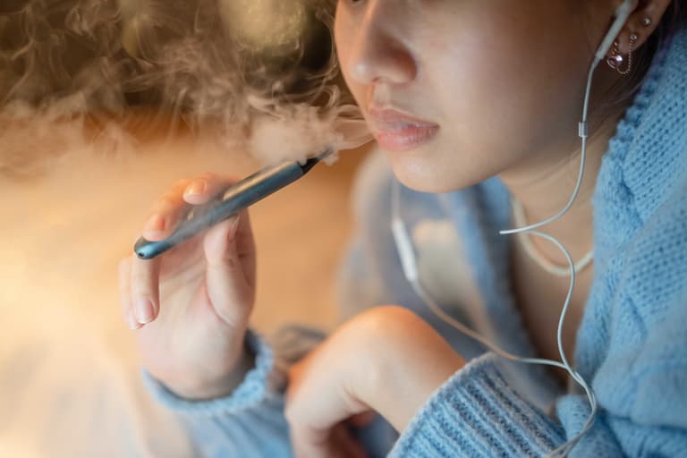 Experts send urgent warning to young people of the dangers of vaping Experts send urgent warning to young people of the dangers of vaping