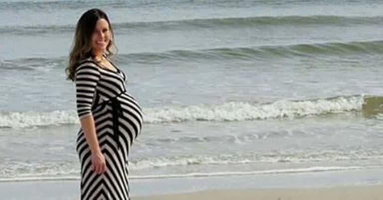 Pregnant Woman Gets Photobombed by Dolphin Pregnant Woman Gets Photobombed by Dolphin